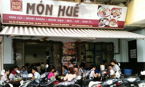 Món Huế, 35 Nguyễn Chí Thanh. Đây là một quán mới nhưng thu hút được khá đông khách trong số các quán ăn Huế ở Hà Nội. Quán có không gian ấm áp, bàn ghế gọn gàng, sạch sẽ. Thực đơn món Huế không có món nào quá 50.000 đồng.
