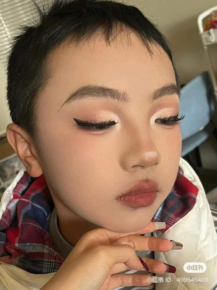 Cậu em có gương mặt bầu bình, tuy nhiên đôi mắt trông khá buồn.