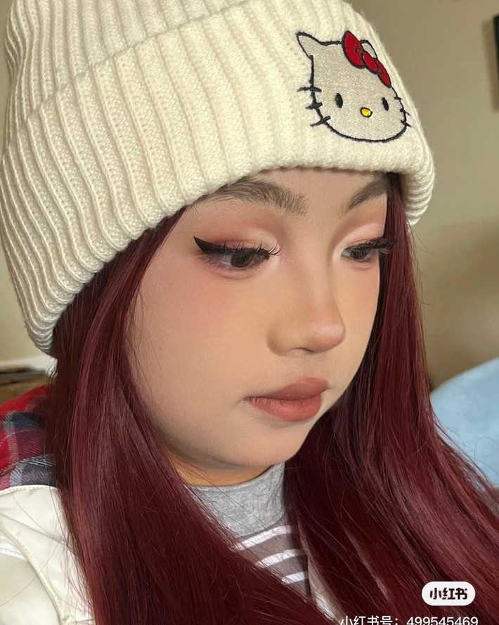Nhiều người cũng bày tỏ thích thú khi cậu em trai có thể kiên nhẫn chịu làm mẫu "cây nhà lá vườn" cho chị gái mình.