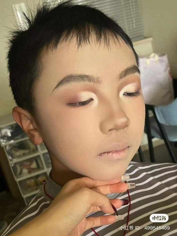 Theo đó, cô chị này mới học một khóa trang điểm mà lại chưa có mẫu để thực hành, thuê mẫu cũng khá đắt, chính vậy cô đã nhờ chính người em trai của mình ra để họa mặt.