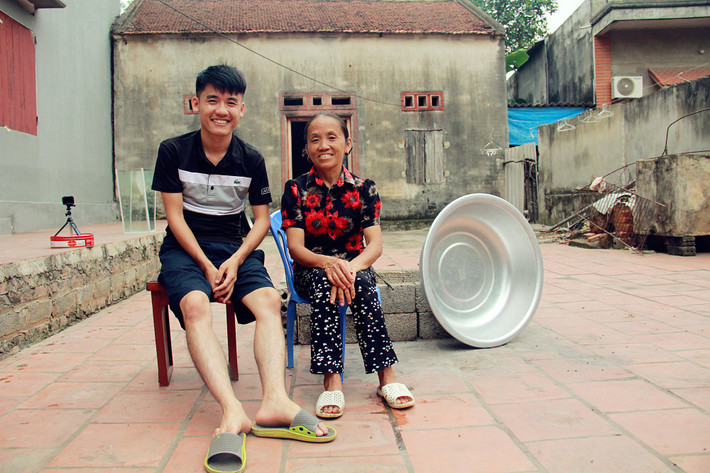 Tuy nhiên thời gian gần đây nội dung trên kênh của Hưng được nhận xét là ngày càng kém chất lượng và không ít lần nhận "gạch đá" từ dư luận.