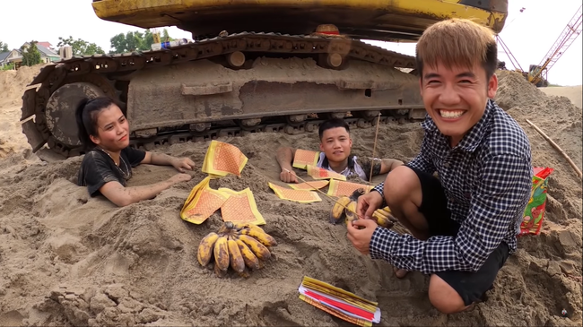 Điều đáng nói, sau khi lừa được 2 người Hưng Vlog lấy nhang, tiền vàng âm phủ, chuối… cúng bái mặc dù người vẫn sống.