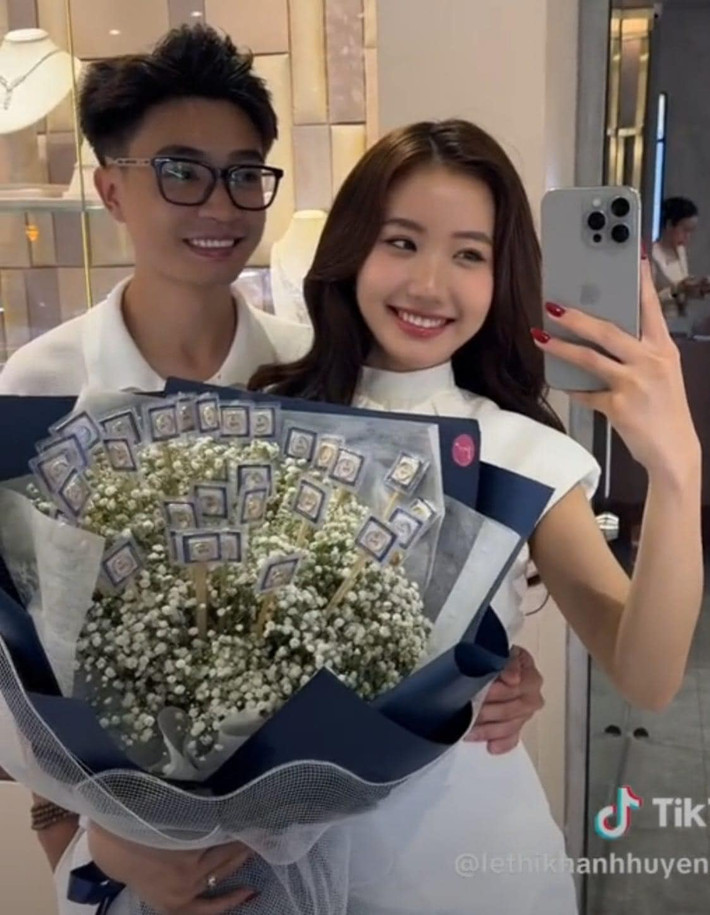 Được biết, chồng của Khánh Huyền là 1 thiếu gia có tiếng, trước đây anh từng có mối tình khá nổi tiếng với streamer Linh Ngọc Đàm