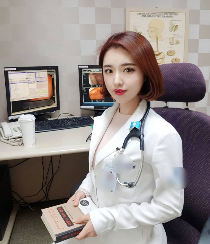 Khoác lên mình chiếc áo blouse trắng, nữ bác sĩ xinh đẹp này đã khiến các nam bệnh nhân của mình phải đổ gục vì nhan sắc.