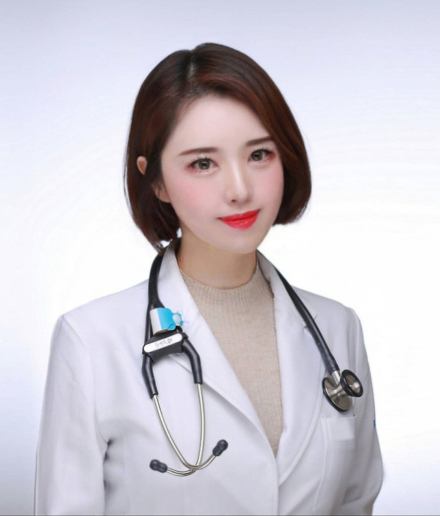 Rim E Ya khi đi làm đã rất nổi bật hơn hẳn các nữ bác sĩ khác kể cả khi cô không mặc trang phục gợi cảm.