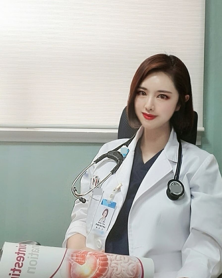 Nữ bác sĩ bất ngờ được cộng đồng mạng Hàn Quốc chú ý. Được biết, cô nàng này có tên Rim E Ya, không chỉ xinh đẹp cô còn sở hữu ngoại hình đáng ngưỡng mộ.