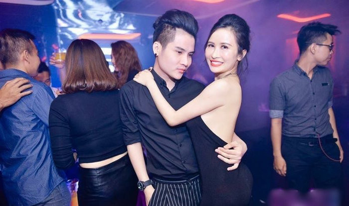 Đôi mắt của vợ hai Minh Nhựa cũng không to và long lanh như trong ảnh. Bên cạnh sự hỗ trợ từ các phần mềm chỉnh sửa ảnh, Mina còn thường xuyên sử dụng kính giãn tròng.