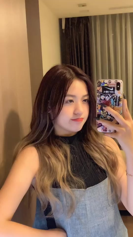 Với clip "thả thính" trên mạng xã hội Tik Tok "Trứng rán cần mỡ/ Bắp cần bơ/ Yêu không cần cớ/ Cần cậu cơ", hot girl "bắp cần bơ" Trần Thanh Tâm trở thành một hiện tượng mạng được nhiều bạn trẻ yêu thích nhưng cũng gây ra không ít tranh cãi về việc nội dung nhàm chán, biểu cảm kỳ cục và đặc biệt là giọng nói điệu đà quá lố.