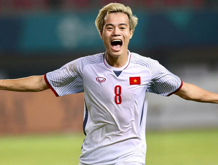 Nhờ mái tóc nhuộm bạc, Văn Toàn (SN 1996, quê Hải Dương) được fan đặt cho cái tên hết sức đáng sợ - "Dượng". Bên cạnh đó, cầu thủ đội tuyển Việt Nam cũng được gọi là "ăn chơi nhất đội" nhờ sở hữu nhiều đồ hiệu và gu thời trang bắt mắt, hợp trend.
