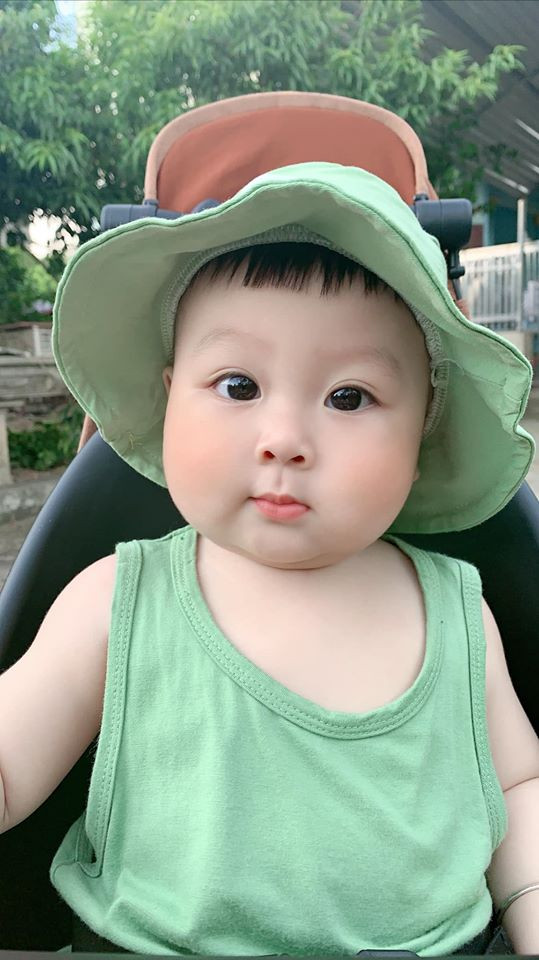 Khuôn mặt bầu bĩnh 'búng ra sữa' của các em bé luôn là một vũ khí bí mật có khả năng 'đốn tim' bất kì ai.