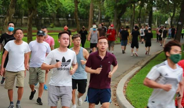 Không chỉ có bãi sông Hồng, nhiều địa điểm công cộng khác trên địa bàn thành phố Hà Nội trở thành nơi tụ tập của người dân. Lượt người tập thể dục tại công viên Thống Nhất cũng đông hơn hẳn bình thường vì ai cũng được nghỉ. Ảnh: Linh Nguyễn