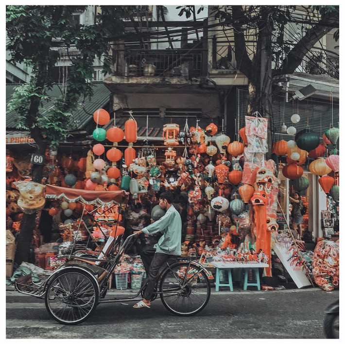 Sắc đỏ rực của con phố cổ này trở thành tín hiệu báo hiệu một mùa tết đoàn viên đang về. Ảnh: Facebook