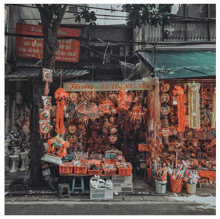 Từ những đồ chơi truyền thống như đèn ông sao, đèn lồng giấy, đầu lân sư tử… đến những thứ hiện đại: robot, mặt nạ nhựa, tai thỏ… đều được bày bán la liệt trong các cửa hàng trên phố Hàng Mã. Ảnh: Facebook