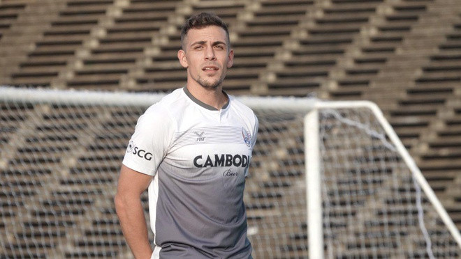 Felix Dalmas (SN 1988), người Argentina là vị HLV trẻ tuổi nhất môn bóng đá nam tại SEA Games năm nay. Anh từng chơi bóng ở vị trí tiền vệ.