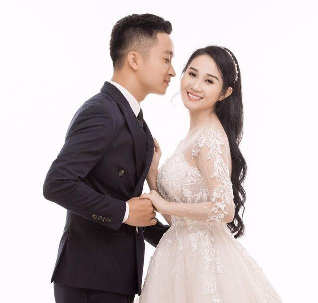 Tối 31/12, trước khi khoảnh khắc giao thừa diễn ra, bạn gái cũ Tiến Linh bất ngờ chia sẻ ảnh cưới với "trai lạ" trên mạng xã hội. Cô nàng viết: "Tạm biệt năm 2019 với nhiều niềm vui. Chào đón 2020 với nhiều sự khác biệt".
