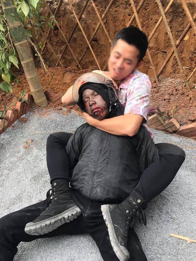 Trò đùa bất chấp này hiện đang gây tranh cãi trên cộng đồng mạng. Bên cạnh những ý kiến phản đối, một số thanh niên cho rằng đây chỉ là trò đùa vui, nhìn con gà nhựa trên tay và khuôn mặt gây hài của thanh niên thì ai cũng biết.