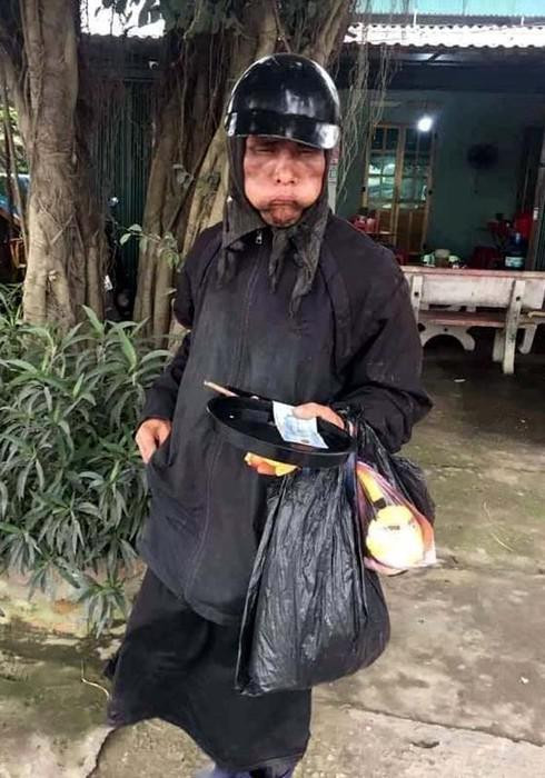 Theo thông tin trên mạng xã hội, nhóm "ăn mày mặt đen" này còn cầm theo đầu gà, xúc xích và sẵn sàng người khác nếu không được cho tiền khiến cộng đồng xôn xao và sợ hãi.