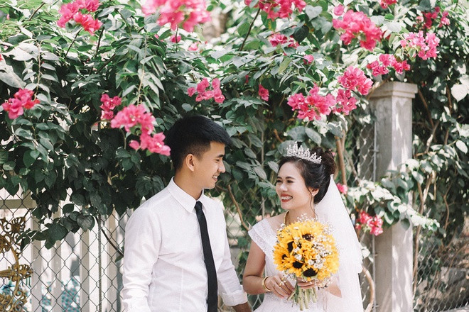 Ngày 1/4, nhiếp ảnh gia Vương Đình Khang (32 tuổi, An Giang) chia sẻ bộ ảnh cưới của đôi bạn trẻ tên Đen và Đang tại trang cá nhân. Đi kèm từng bức ảnh là dòng caption mô tả lại khung cảnh hay câu chuyện đằng sau đó. Cô dâu - chú rể đều không phải người nổi tiếng. Tuy nhiên, bộ ảnh cưới bất ngờ thu hút hơn 50.000 likes (thích) chỉ sau 2 ngày đăng tải.