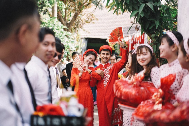 “Mình vẫn thường chia sẻ phóng sự cưới được khách cho phép lên mạng. Tuy nhiên, bộ này vừa đăng thì lượt like và share tăng nhanh chóng mặt. Cô dâu, chú rể cũng bất ngờ hỏi mình có hack like không, sao mọi người kết bạn nhiều thế”, anh Khang vui vẻ nói.