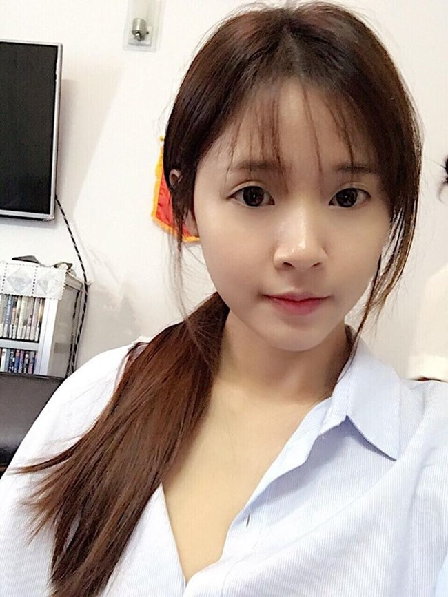 Midu xứng danh "hot girl không tuổi" với mặt mộc không son phấn. Trông cô nàng cứ như là học sinh cấp 3 vậy.
