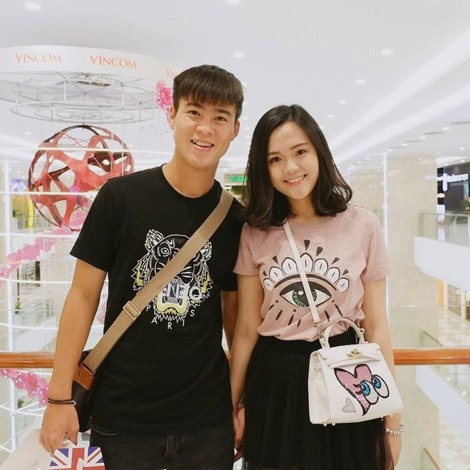 Duy Mạnh và vợ quen nhau lần đầu tiên vào năm 2015 và chính thức hẹn hò sau đó 1 năm. Quỳnh Anh cho biết cô ấn tượng với nước da trắng và hành động nhường ghế cực kỳ ga-lăng của nam cầu thủ.
