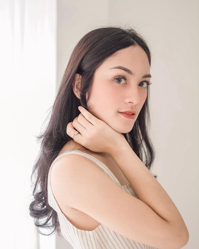 Trang cá nhân của Hot girl sinh năm 1995 tràn ngập hình ảnh về các chuyến du lịch của cô tại những địa điểm nổi tiếng.