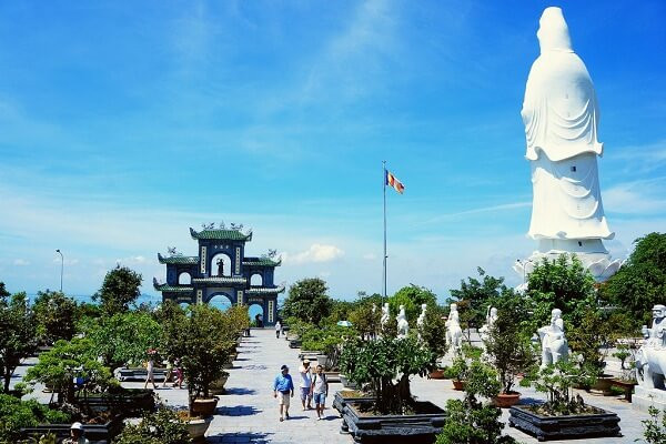 Chùa Linh Ứng là điểm đến quen thuộc với nhiều bạn trẻ.
