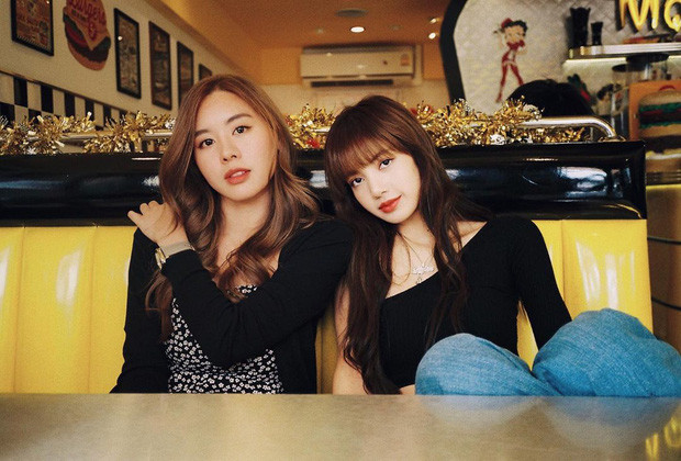 Praew sở hữu hơn 220.000 người theo dõi trên mạng xã hội, là bạn thân thiết với Lisa (Black Pink) nên cô nàng không thể là giả, và đương nhiên, cô cũng không phải con lai Việt Nam, chẳng học Rmit cũng không viết trạng thái thả thính bằng tiếng Việt thuần thục như vậy.