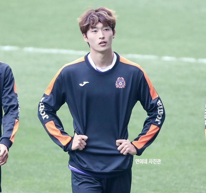 Hiện tại, "hot boy sân cỏ" đang khoác áo CLB Anyang (Hàn Quốc). Tại K League 2 mùa giải 2019, anh chàng ra sân 33 trận và đã ghi tổng cộng 14 bàn thắng. Hiện đang có một số thông tin cho rằng, Kyu-seong sẽ chia tay Anyang để tới Jeonbuk FC trong mùa giải sau.