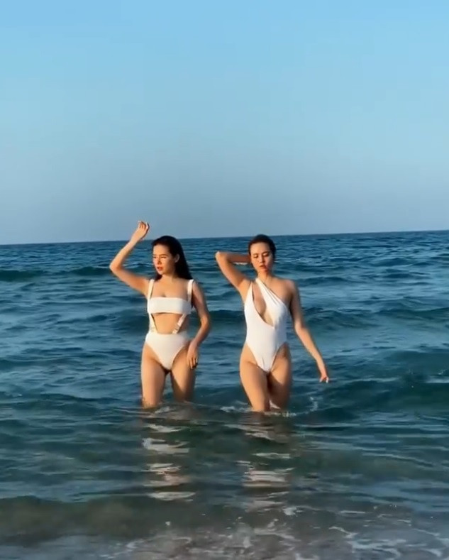 Phanh Lee - Huyền Lizzie là cặp bạn thân hot girl nổi tiếng Hà thành. Gần đây, hai cô nàng dành thời gian cùng nhau đi nghỉ dưỡng ở Đà Lạt, Đà Nẵng. Đi đến đâu, đôi bạn cũng không quên ghi lại nhiều khoảnh khắc bên nhau thân thiết.