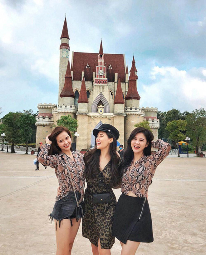 Trước đó, Huyền Lizzie - Phanh Lee thường dành thời gian đi du lịch cùng nhau hay gặp gỡ những người bạn thân chung như Vũ Thu Hoài, Quỳnh Nga, Vân Hugo. Ở tuổi U30, dàn người đẹp luôn biết cách giữ gìn nhan sắc và vóc dáng khiến nhiều người ngưỡng mộ.