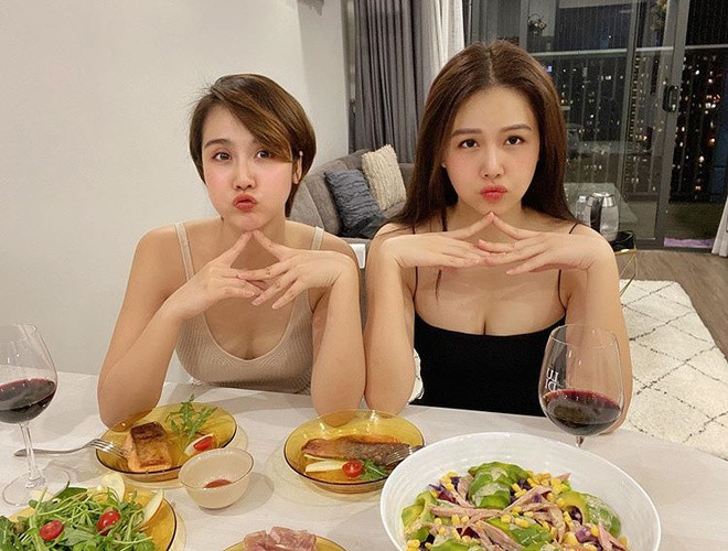 “Kỷ niệm 7 năm tình bạn của chúng mình, dắt nhau đi bộ trên biển sương sương như này được hông”, Huyền Lizzie viết kèm clip đăng trên trang cá nhân và tag tên bạn thân. Trong đoạn video, 2 hot girl diện bikini, pose dáng khoe triệt để body thon gọn, nóng bỏng trên biển.