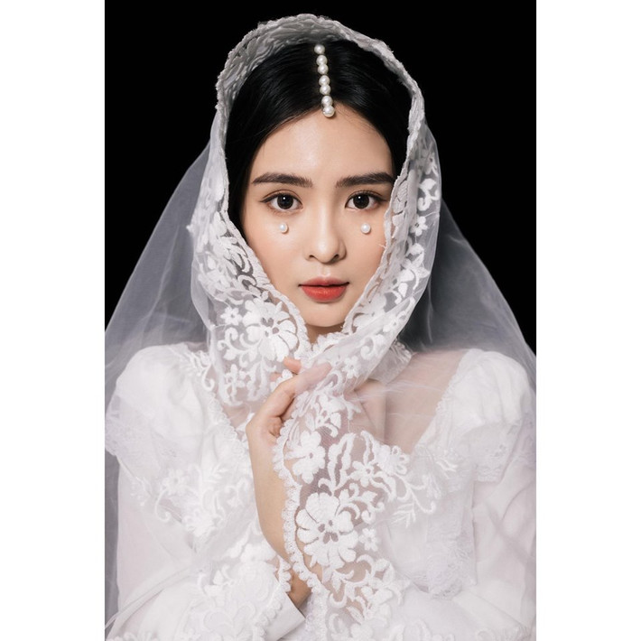 Ái Phi tên đầy đủ là Trịnh Thị Ái Phi (sinh năm 2000). Ngay từ khi vào học chuyên ngành Luật, Trường Đại học Tôn Đức Thắng, hot girl Kon Tum này đã được nhiều người chú ý nhờ có ngoại hình nổi trội.