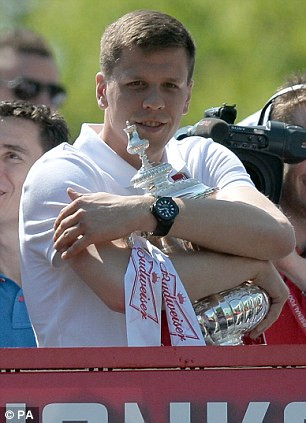 Wojciech Szczęsny (Ba Lan, và Arsenal): Sau khi được đôn lên từ tuyến trẻ, thủ môn 24 tuổi này giờ đã củng cố được vị trí số một trước khung thành của Arsenal. Kết thúc mùa giải trước, Szczęsny chia sẻ danh hiệu “Găng tay vàng” giải Ngoại hạng Anh với Petr Cech của Chelsea, khi cùng có 16 trận giữ sạch lưới. HLV Wenger vẫn đặt niềm tin vào tài năng trẻ người Ba Lan, cho dù phong độ của anh gặp vấn đề ở mùa này vì chấn thương. Anh vẫn còn rất trẻ và đầy tham vọng.