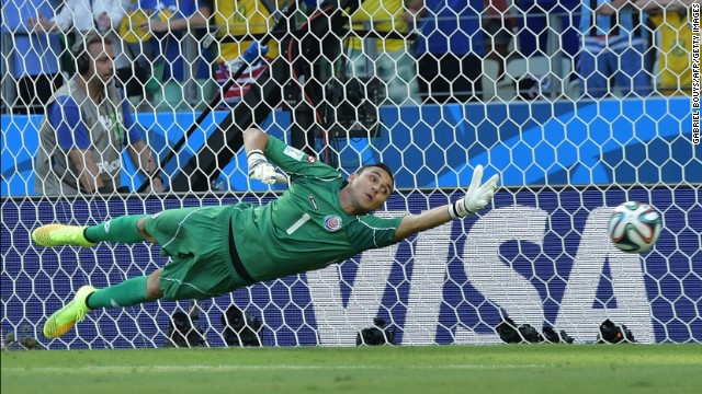 Keylor Navas (Costa Rica, và Real Madrid): Thủ môn 27 tuổi này là một trong những ngôi sao của World Cup 2014. Những màn trình diễn ấn tượng tại giải đấu ở Brazil đã giúp anh được Real Madrid mua về từ Levante hồi mùa hè năm ngoái theo bản hợp đồng dài hạn sáu năm. Đây là dấu hiệu cho thấy anh sắp thế chỗ bắt chính của Iker Casillas.