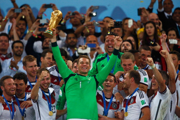 Manuel Neuer (Đức, và Bayern Munich): Ngôi sao 28 tuổi này trở thành thủ môn số một của đội tuyển quốc gia ngay trước thềm World Cup 2010 sau khi René Adler bị chấn thương nặng, và sự nghiệp của anh đã phát triển mạnh kể từ đó. Sau khi ký hợp đồng với Bayern từ Schalke hồi năm 2011 với giá 18 triệu bảng, anh còn cùng với tuyển Đức vô địch World Cup 2014. Nhiều ý kiến cho rằng anh là người đã định nghĩa lại vai trò của một thủ môn trong bóng đá hiện đại, khi anh sở hữu cả những kỹ năng cản phá và phân phối bóng xuất sắc.