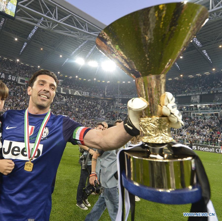 Gianluigi Buffon (Italy, và Juventus): Anh là một trong những thủ môn giỏi nhất thế giới trong các tình huống mặt đối mặt. Đội trưởng tuyển Italy đã duy trì được vị thế số một trước cầu môn trong thời gian dài. Ra mắt đội tuyển quốc gia từ hồi năm 1997, tới giờ Buffon vẫn chưa cho thấy dấu hiệu dừng lại.