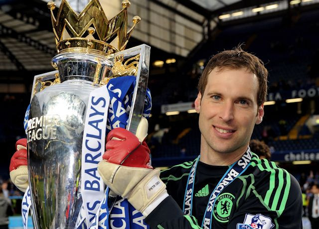 Petr Cech (CH Czech, Chelsea): Thủ môn 32 tuổi gắn bó với Chelsea suốt từ năm 2004 và đã có hơn 325 trận bắt cho đội bóng thành London. Nhưng Mourinho đã gọi lại Thibaut Courtois từ Atletico Madrid hồi mùa hè 2014, và hiện tại thủ thành người Bỉ là sự lựa chọn số một trước cầu môn Chelsea.