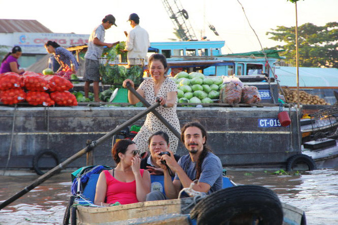 Khung cảnh sầm uất và sự thân thiện, nhiệt tình của người dân địa phương luôn là điểm thu hút du khách trong và ngoài nước. Ảnh: dulich.tuoitre.vn