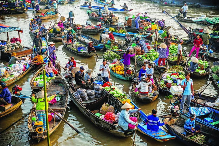 Cùng với đó, Cần Thơ ghi điểm trong lòng du khách bởi khung cảnh mua bán tấp nập của chợ nổi Cái Răng diễn ra ngay trên mặt sông. Ảnh: blog.traveloka.com
