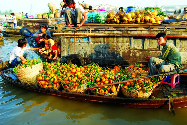 Cảnh thuyền ghe ra vào náo nhiệt sẽ khiến nhiều du khách choáng ngợp. Mỗi chiếc thuyền sẽ bán một món hàng khác nhau, từ hoa quả tươi rói miền Tây đến đồ gia dụng cần thiết thường ngày. Ảnh: dkn.tv