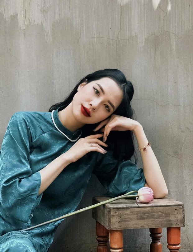 Linh cũng sở hữu nhan sắc xinh đẹp, dịu dàng.