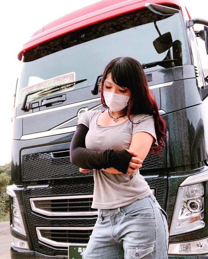 Hot girl ngực khủng lái xe tải nhận được nhiều sự quan tâm của cộng đồng mạng bởi tại Nhật Bản, phụ nữ, đặc biệt là phụ nữ đẹp làm nghề lái xe đường dài rất ít, họ thường ở nhà làm nội trợ và chăm sóc cho gia đình.