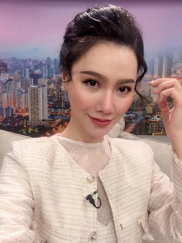 Là một MC của VTV nhưng Minh Hà cũng được biết đến với vai trò diễn viên, bên cạnh đó, cô cũng kinh doanh thời trang, mỹ phẩm online. Sinh ra trong một gia đình giàu có nên khỏi phải bàn đến chuyện nữ MC có một cuộc sống trong mơ.