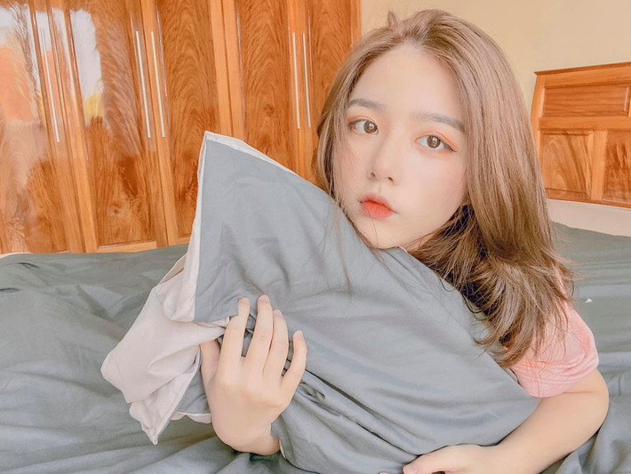 Bên cạnh đó, hot girl cũng tự học cách trang điểm trên mạng để khiến bản thân trở nên thu hút hơn.