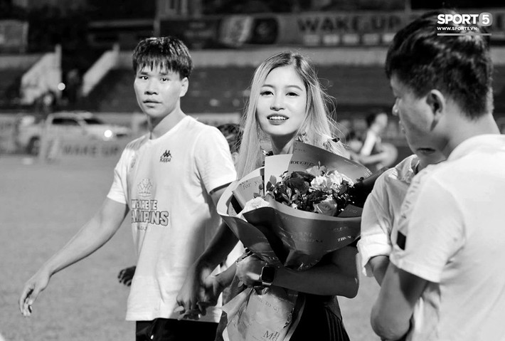 Nhân dịp này, Vóc Đỗ, bạn gái Văn Dũng cũng có mặt để cổ vũ và chúc mừng hậu vệ CLB Hà Nội.