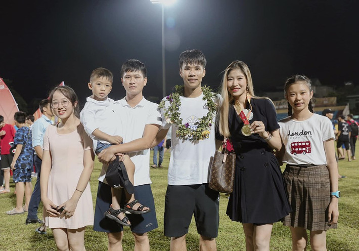 Được biết, bạn gái hậu vệ CLB Hà Nội đang du học bên Anh đã bay về Việt Nam để mừng chiến thắng của chàng cầu thủ.