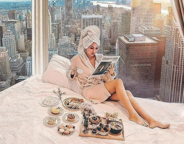 Mina nổi tiếng được chồng cưng chiều, chu cấp những món đồ hiệu tiền tỷ và bày biện các chuyến du lịch sang trọng.