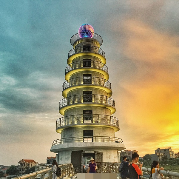 Điểm nhấn của cầu đi bộ công viên Văn Lang là tòa tháp 7 tầng ở trụ giữa hồ, với đỉnh tháp là quả cầu kính chiếu sáng. Ở giữa từng tầng có thang bộ uốn cong để du khách ngắm cảnh.