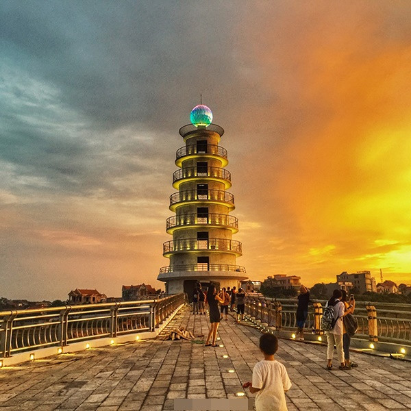 Với lợi thế vị trí và thiết kế, cầu đi bộ đều toát lên vẻ lung linh, huyền ảo vào bất cứ thời điểm nào trong ngày.